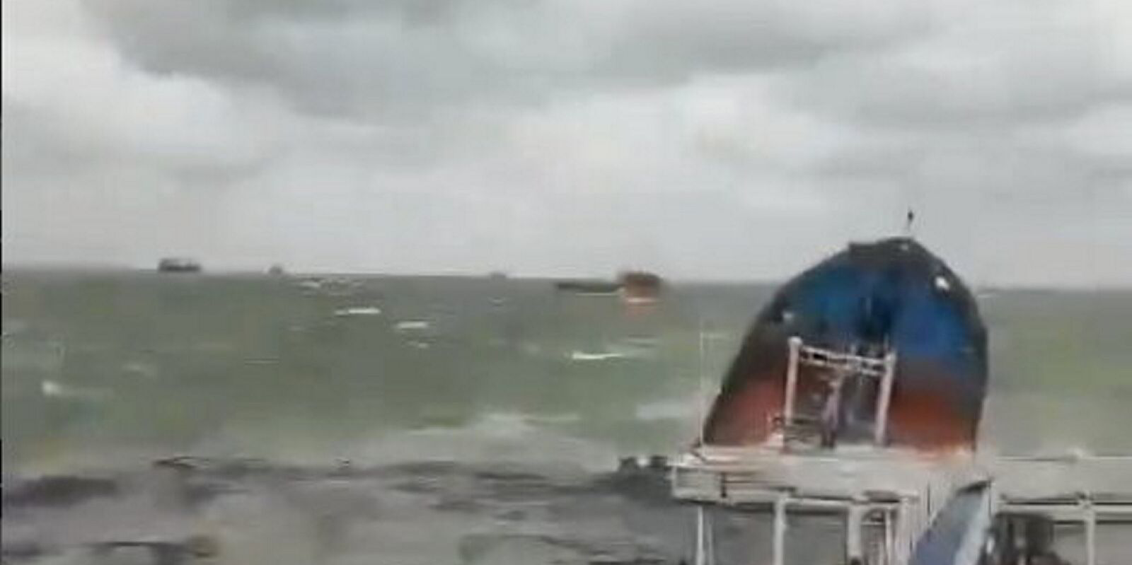 Russian coastal tanker sinks in Kerch Strait, killing seafarer and causing oil spill | TradeWinds