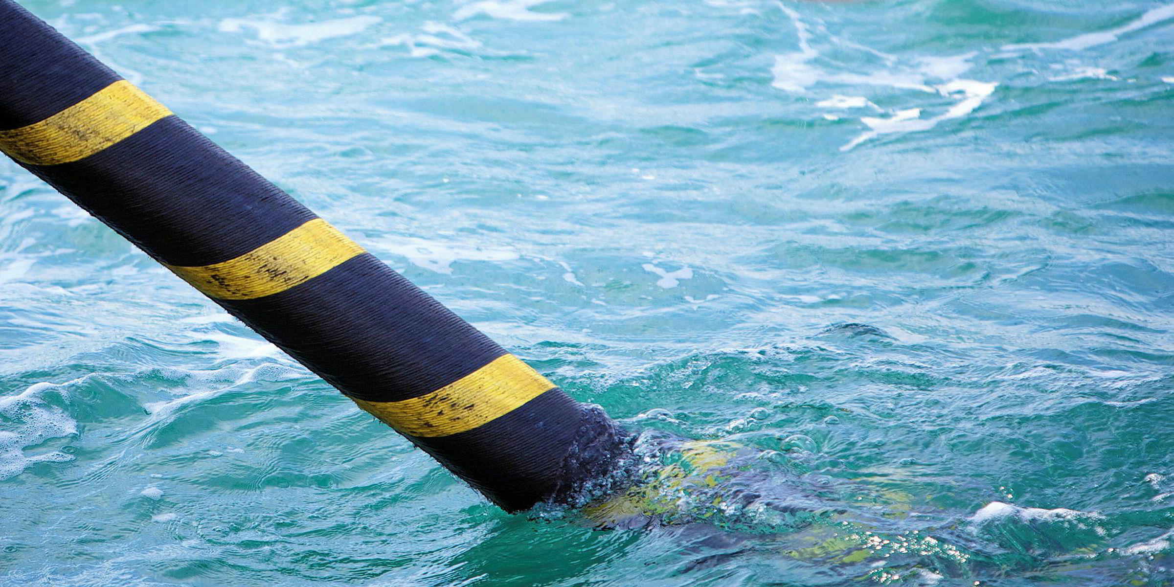 монтаж подводного кабеля. кабель в океане. энергомост в крым кабель. подводный оптоволоконный кабель. подводный интернет кабель.