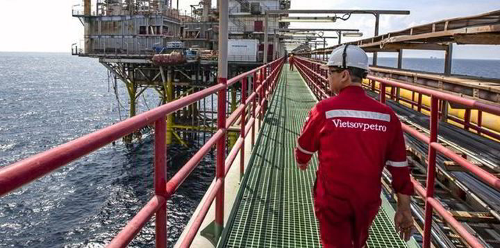 Tập đoàn khai thác dầu khí Nga chuẩn bị thổi không khí biển Việt Nam