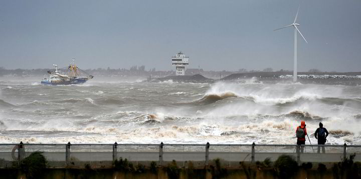 Storm blows wind to record share of Britain�s electricity Recharge
