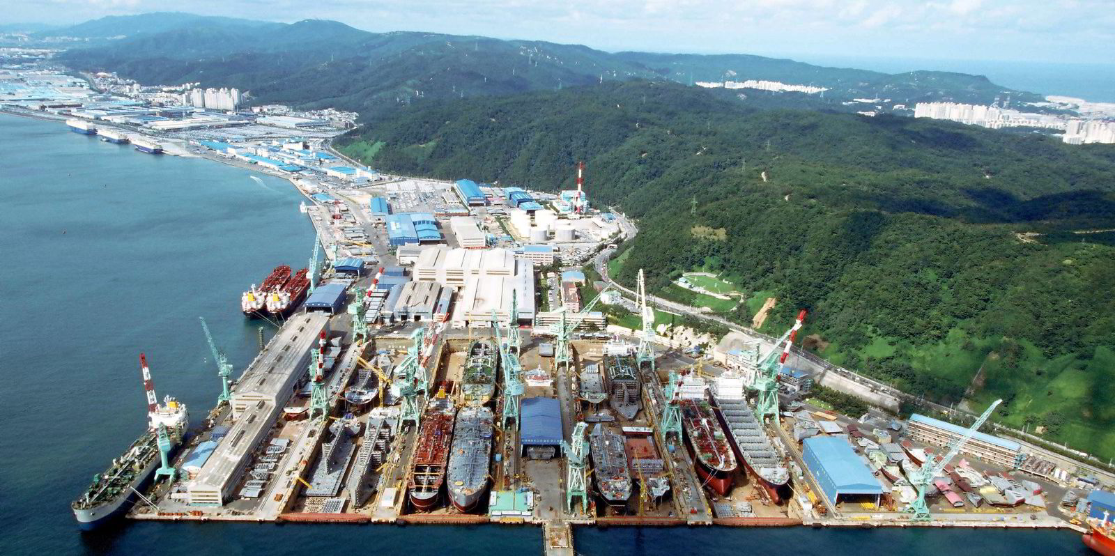 Korea Line LNG forges deal with Hyundai Mipo for large bunker vessel ...