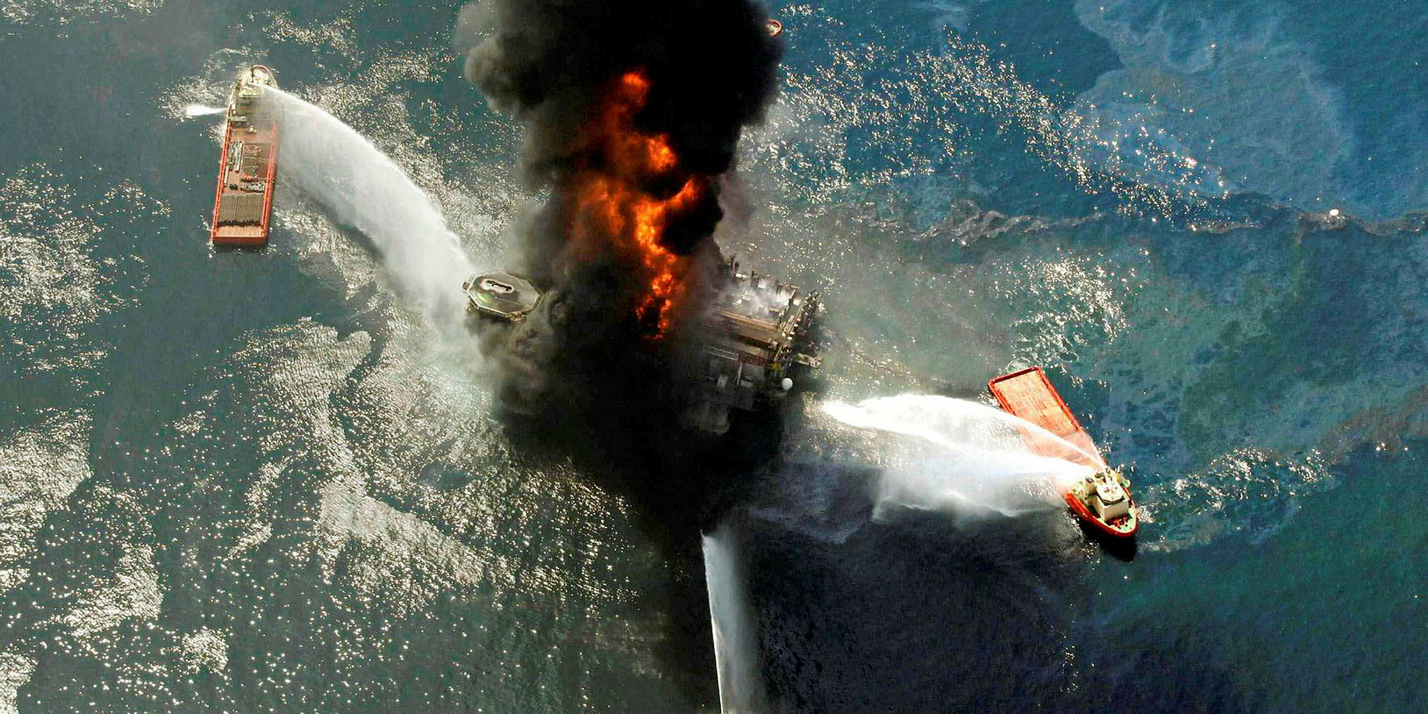 30 апреля 2010. Взрыв нефтяной платформы Deepwater Horizon 2010. Взрыв нефтяной платформы Deepwater Horizon в мексиканском заливе. Взрыв нефтяной платформы Deepwater Horizon - 20 апреля 2010 года. Мексиканский залив 2010.