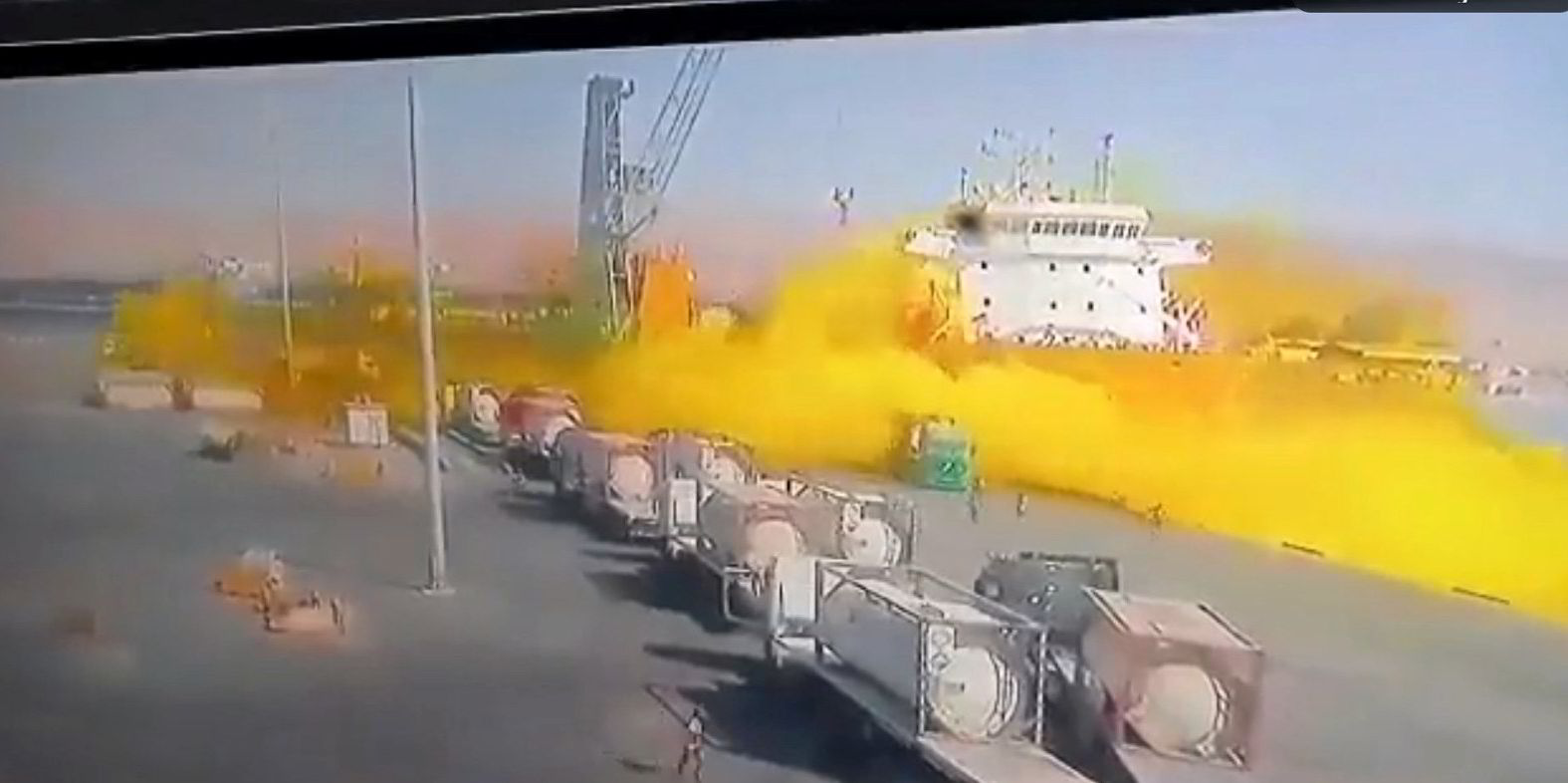 Thirteen dead as tank falls on ship at Jordanian port, causing chlorine