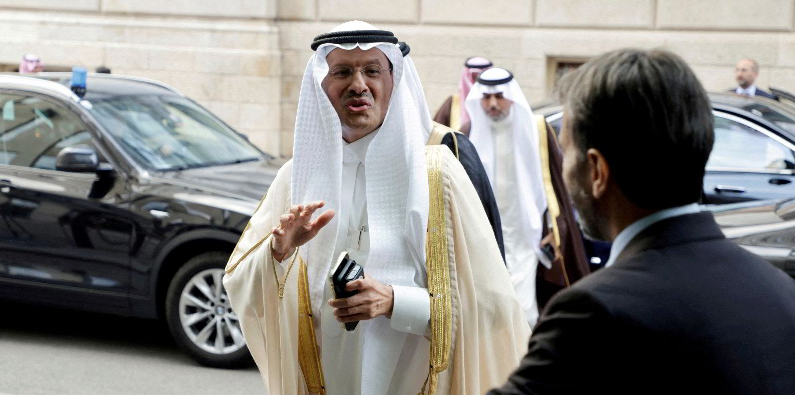 Saudi Arabia Extends Oil Production Cut, May Deepen Output Reduction ...