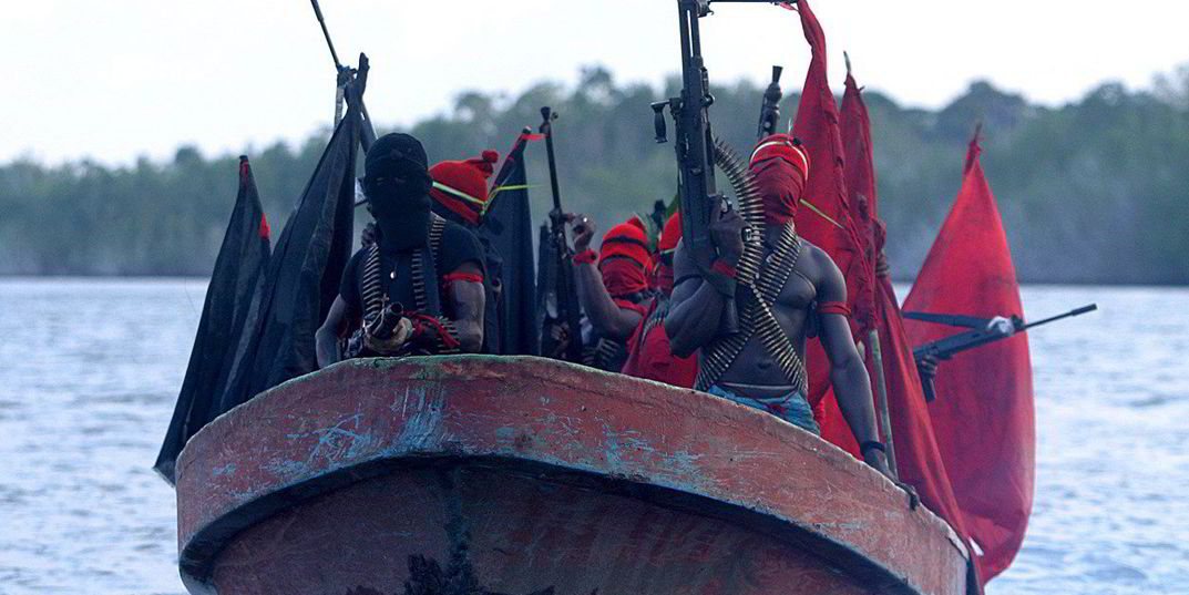 Судно террористами. Пираты захватили судно. Лодки сомалийских пиратов. Пираты на лодке. Пираты 21 века.