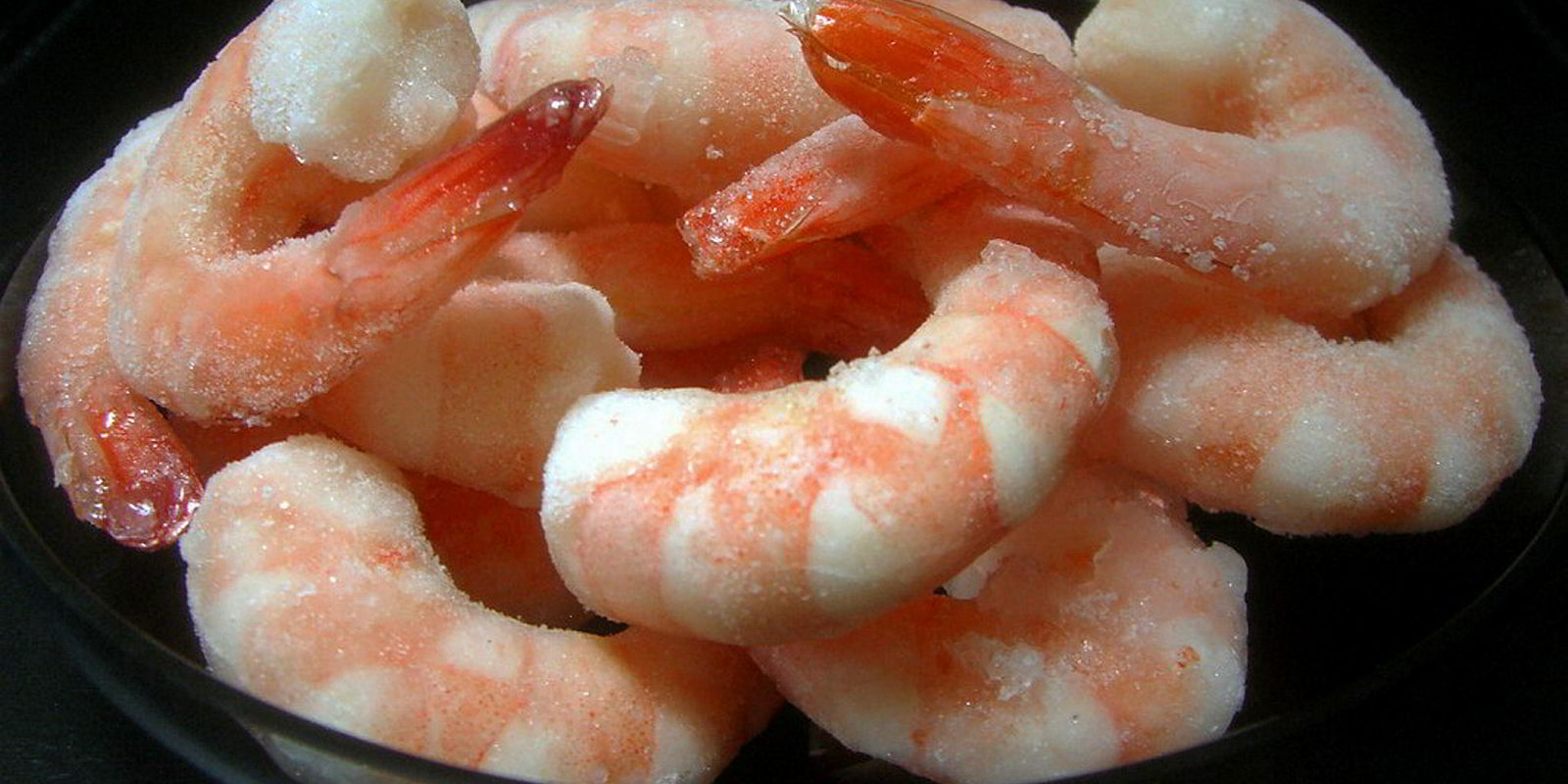 Сколько кипеть креветкам. Frozen Shrimp креветки. Креветка бланшированная. Креветки белоногие Королевские. Креветка доктор Кукенталя.