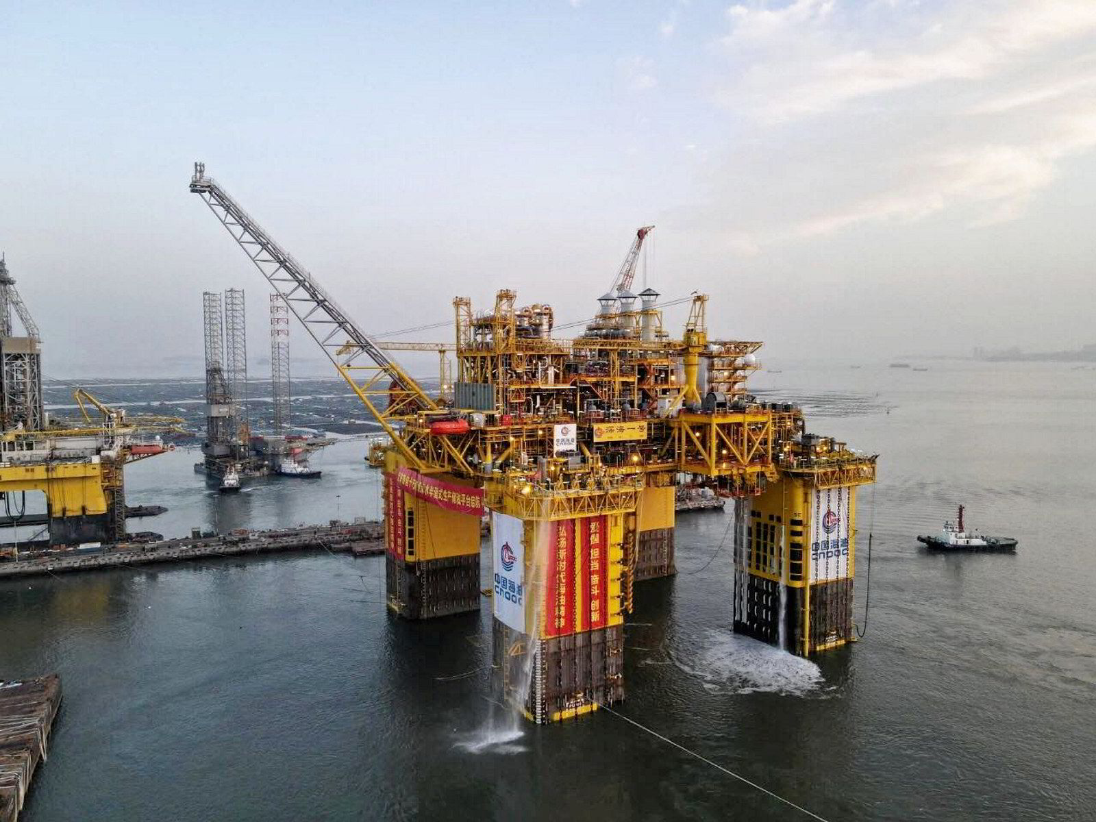 Video: CNOOC Delivers Giant South China Sea Floater As First Gas Nears ...