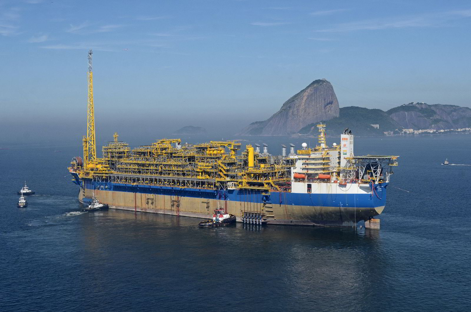 Bidirectional waves off the coast of Saquarema, State of Rio de