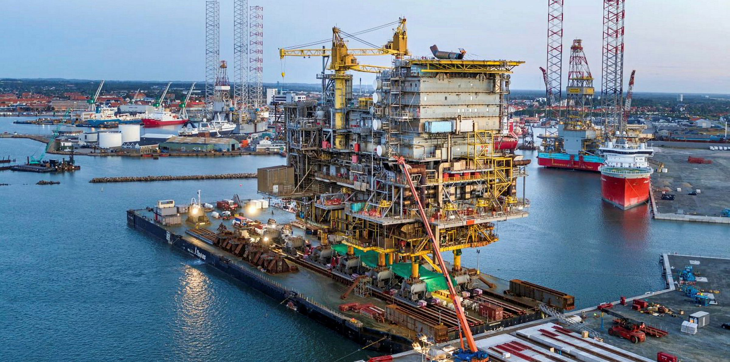 VIDEO: Allseas giant vessel Pioneering Spirit completes Tyra lifting ...