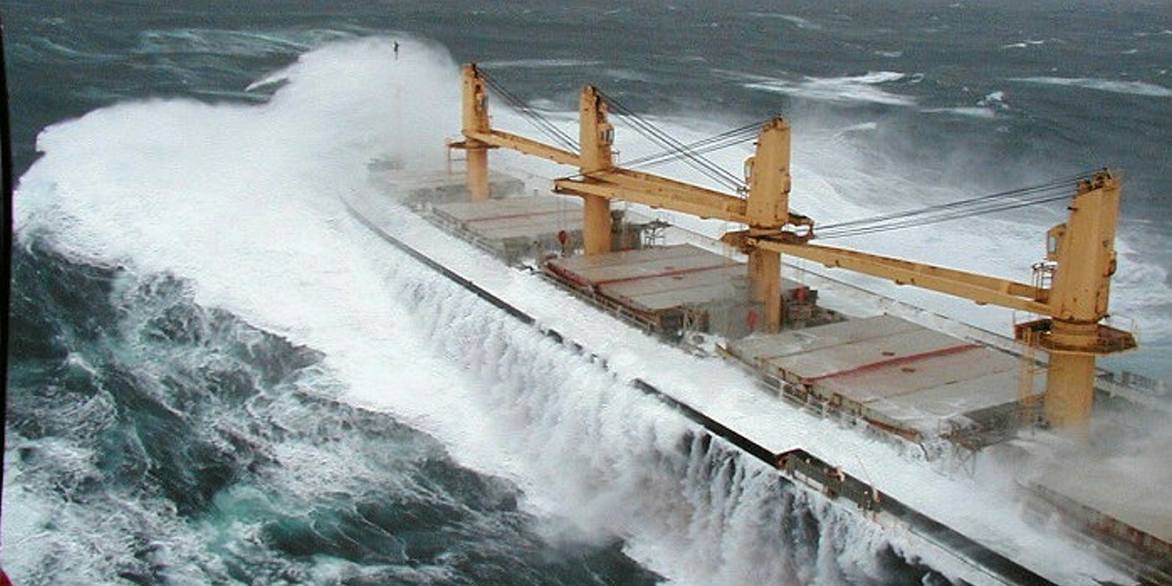 Отменить в виду шторма. Балкер в шторм. Корабль в Штормовом море. Шторм вид с корабля. Корабль в шторм фото.