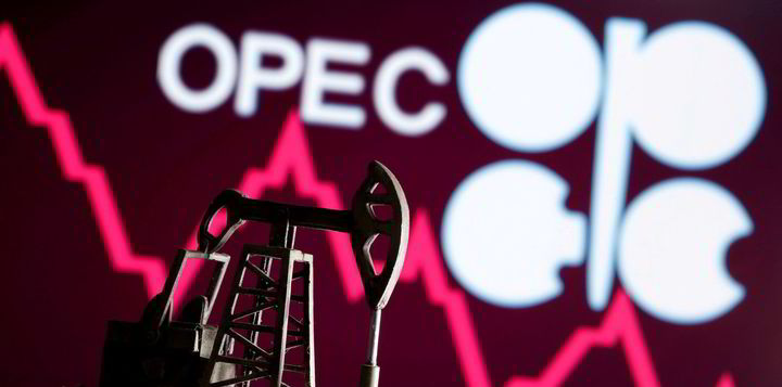 Oil retreats from multi-year highs after US stock build - Vimarsana News
