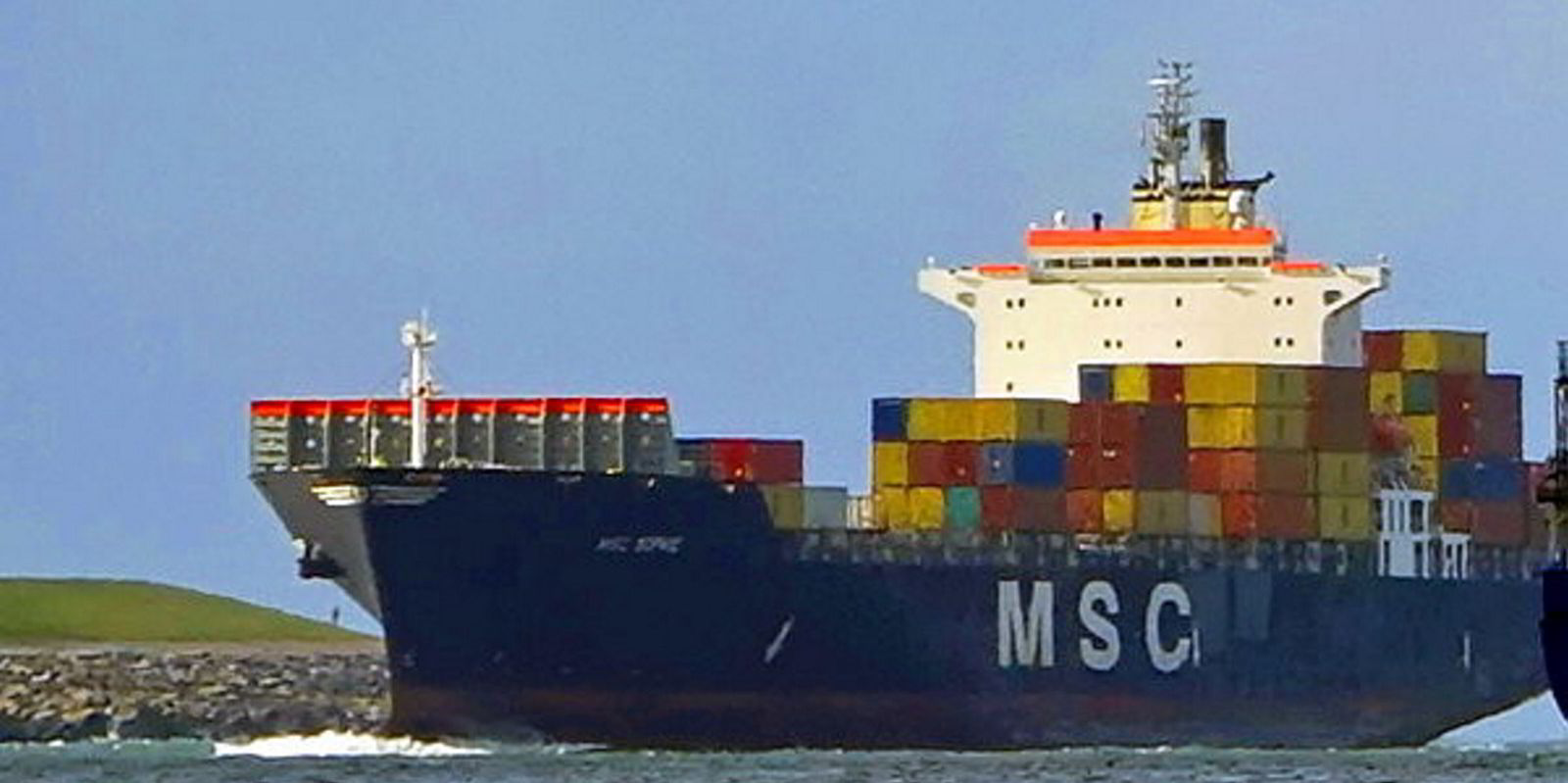 Liner giant MSC returns to recycling container ships after a two-month ...