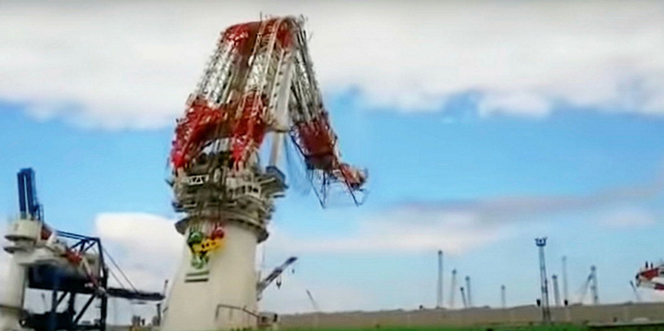 VIDEO Several hurt as crane collapses in tests of giant offshore wind