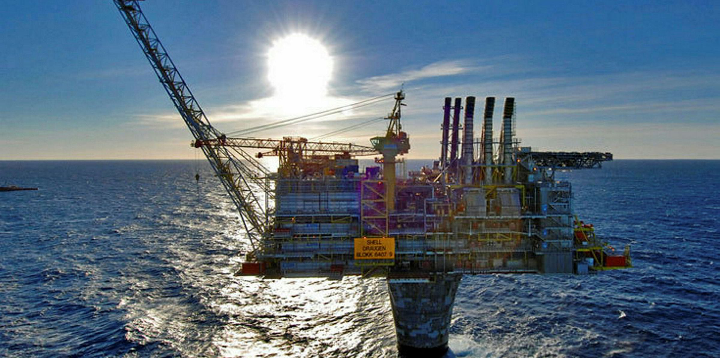 нефтяная вышка в море