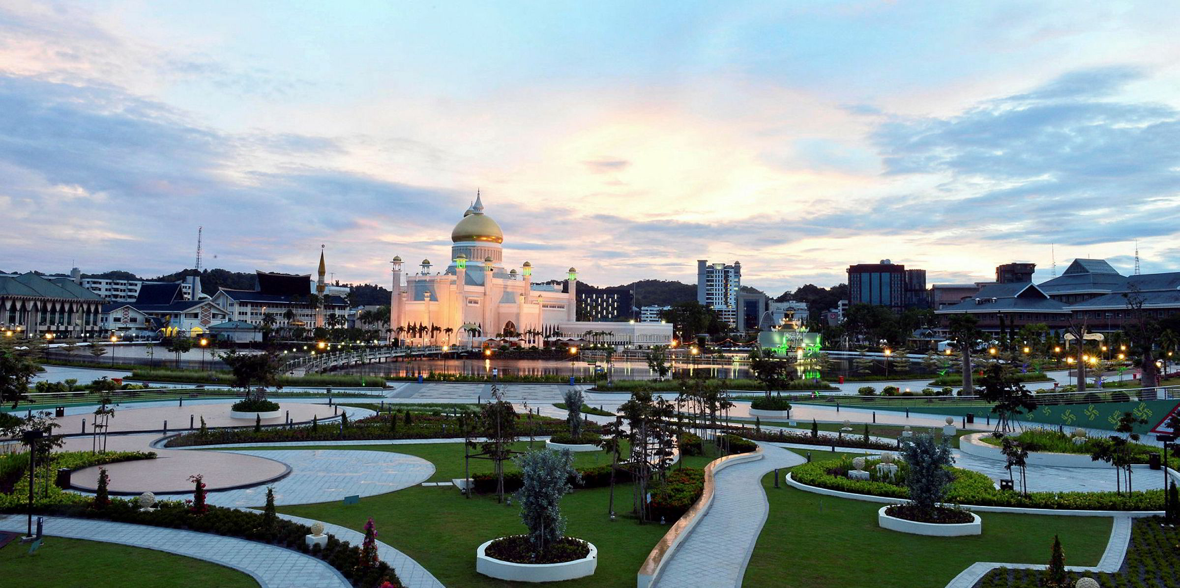 Город в переводе восточная столица. Bandar Seri Begawan город. Бруней. Бруней город. Бруней независимость.