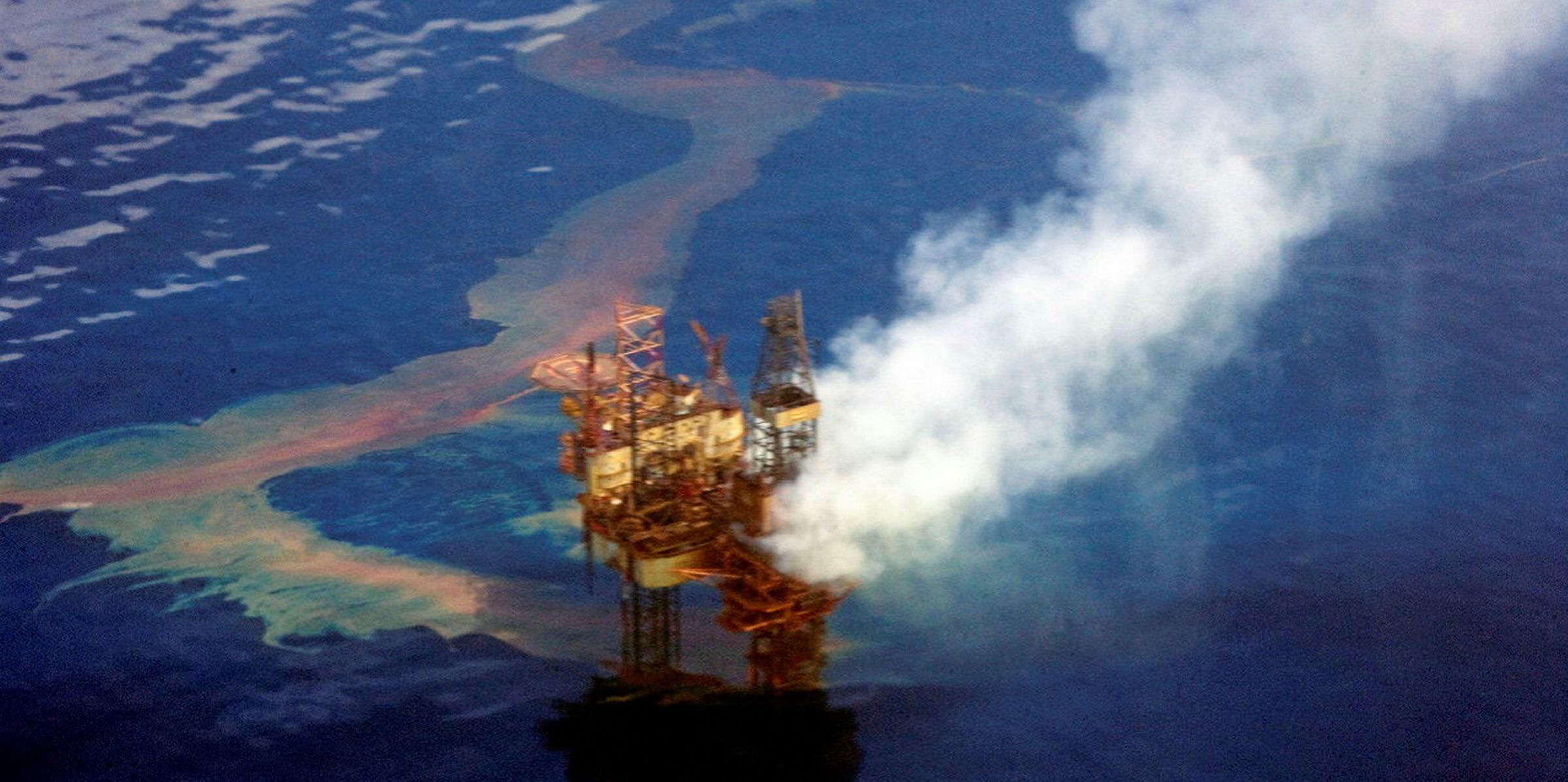 Разлив нефти с платформы Ixtoc 1. Взрыв нефтяной платформы Deepwater Horizon. 1979 Нефтяной платформе Ixtoc. Разлив нефти в Северном море.