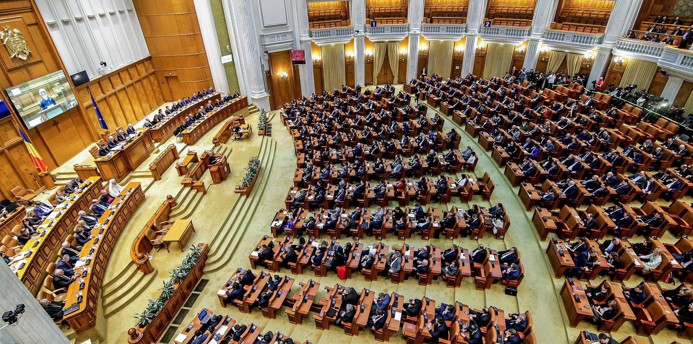 Нижняя палата называется. Дворец парламента Бухарест. Парламент Румынии зал. Парламент Румынии зал заседаний. Залы дворец парламента Бухарест.