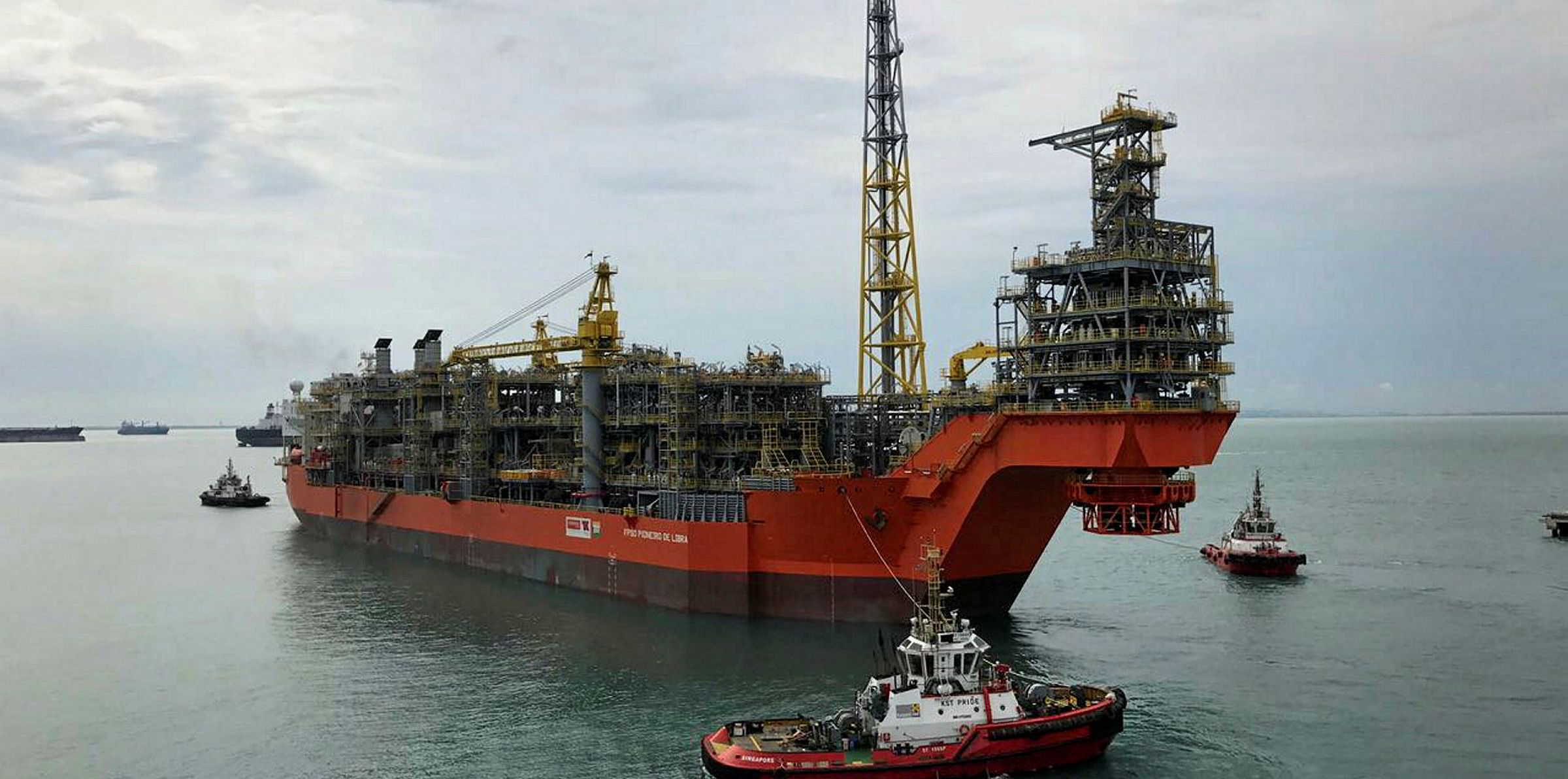 Нефть судно. FPSO судно. Плавучий корабль по добыче газа. Плавучая система для добычи хранения и отгрузки нефти. Бразилия шельфовая нефть.