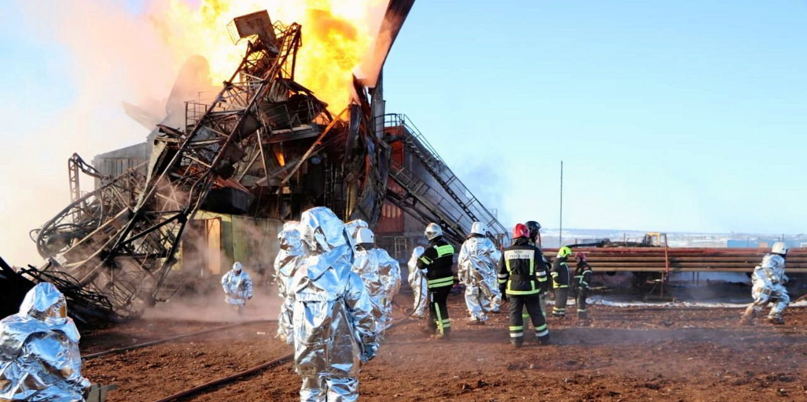 горящая нефтяная скважина. пожар на месторождении. пожар на месторождении. ван еганское месторождение нижневартовск. пожар на харампурском месторождении.