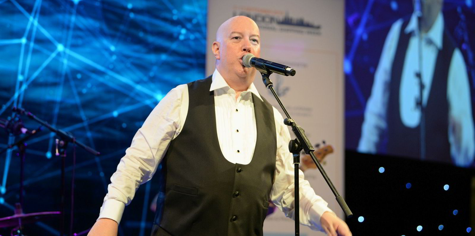 Ince's global choir sings Rod Stewart's Sailing for seafarer charities