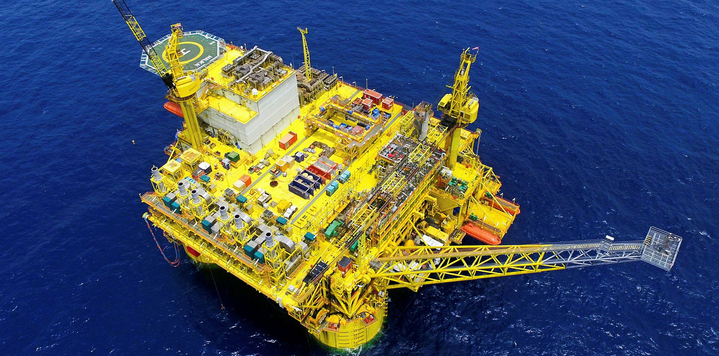 Well more well most well. Ройял датч Петролеум. TLP drilling platform. Морские Форты Маунселла в Северном море. Malaysia offshore.